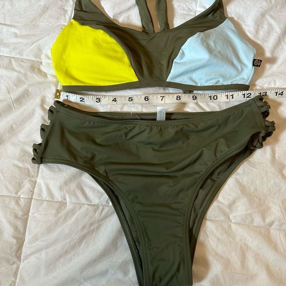 La Vie en Rose women's 2 piece bikini swim suit size small bottoms have cut outs - Picture 7 of 7